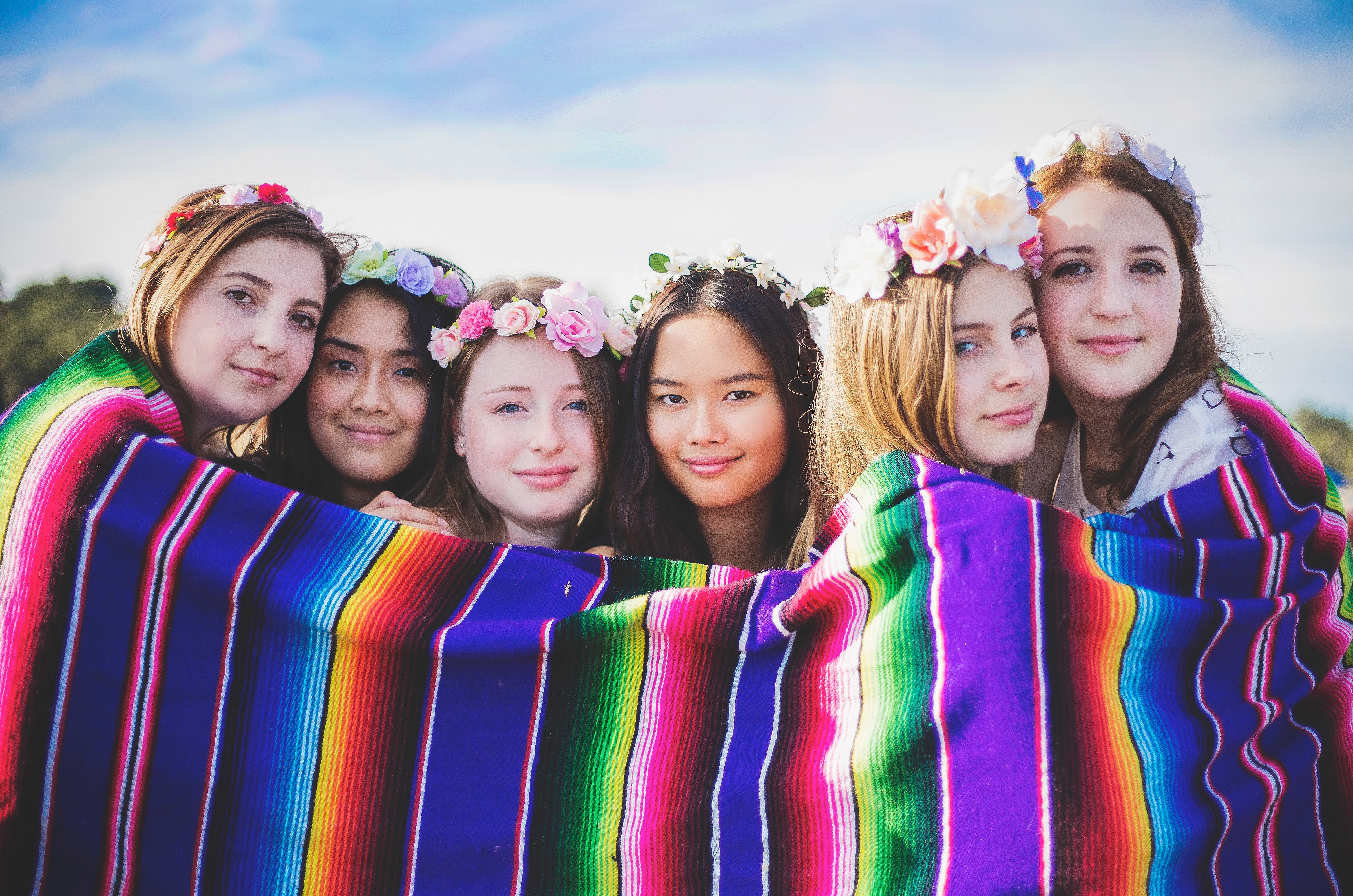 虹色の布をまとった女子６人