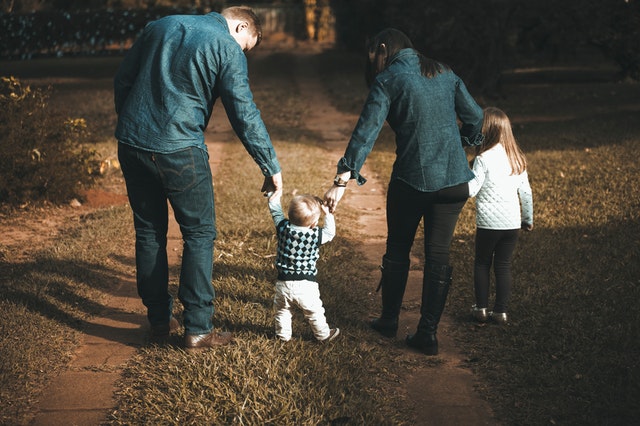 公園で散歩する家族