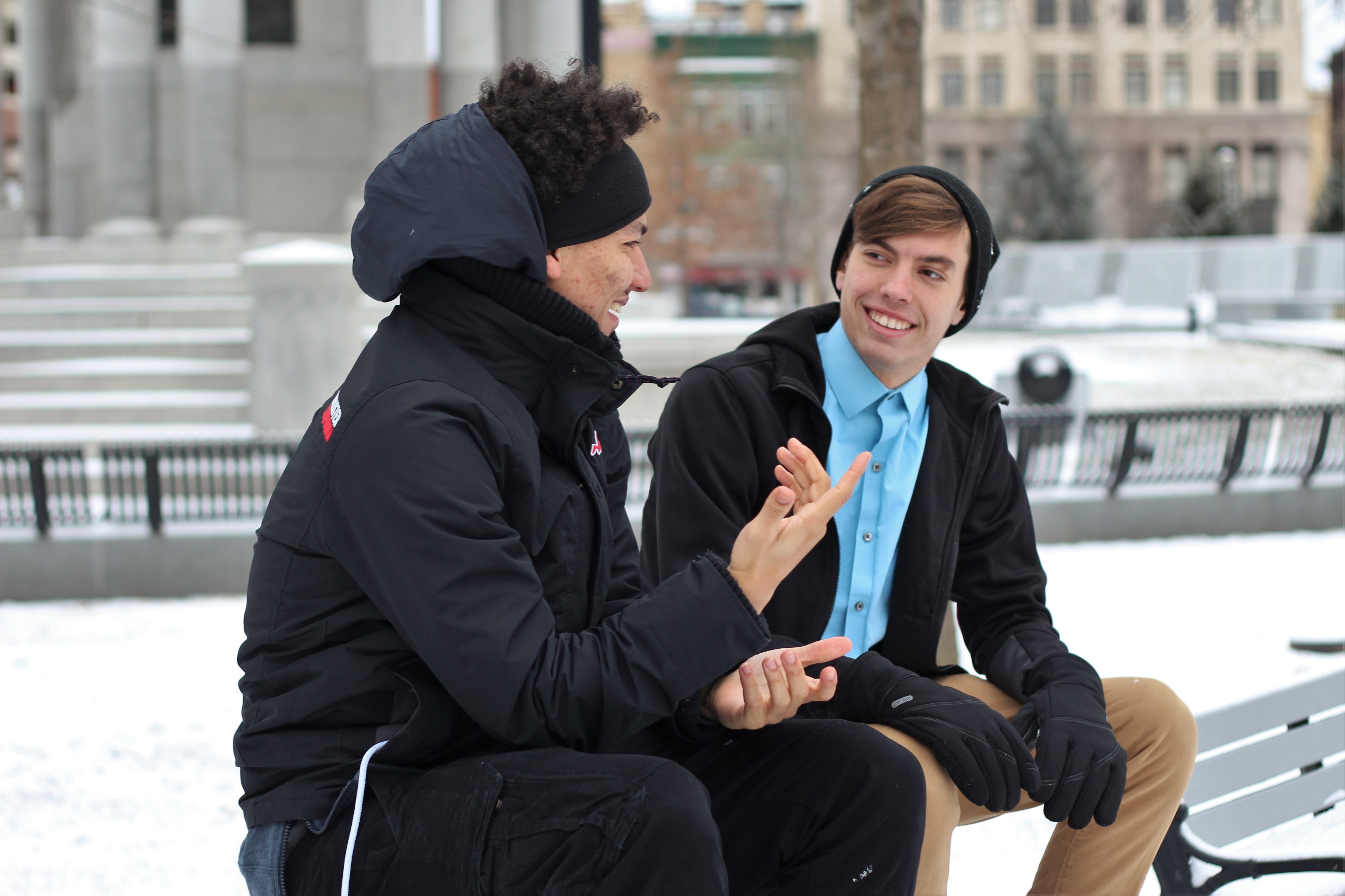 広場で会話する男性二人