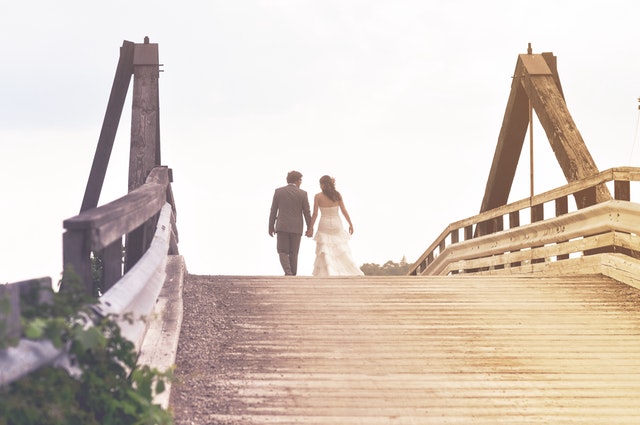 橋の上を歩くカップル
